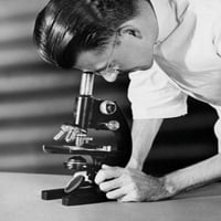 Izbliza naučnika koji gleda kroz poster mikroskopskog postera