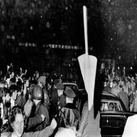 Limuzina predsjednika Richarda Nixona bila je meta antiratnih demonstranata. Demonstranti su se bavili