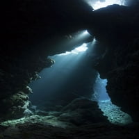 Snopovi svjetlosti spuštaju se u tamu pećine na Solomonovim ostrvima. Štampa postera Ethana Danielsa