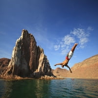 Čovjek zaroni u vodu s ostrva Espiritu Santos u blizini La Paz; Baja California Mexico Poster Print