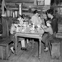 Wisconsin: Večera, 1937. Nthe William Howell porodica večera u svom domu u Tipleru, Wisconsin. Fotografija